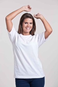 Mulher vestindo camiseta B3