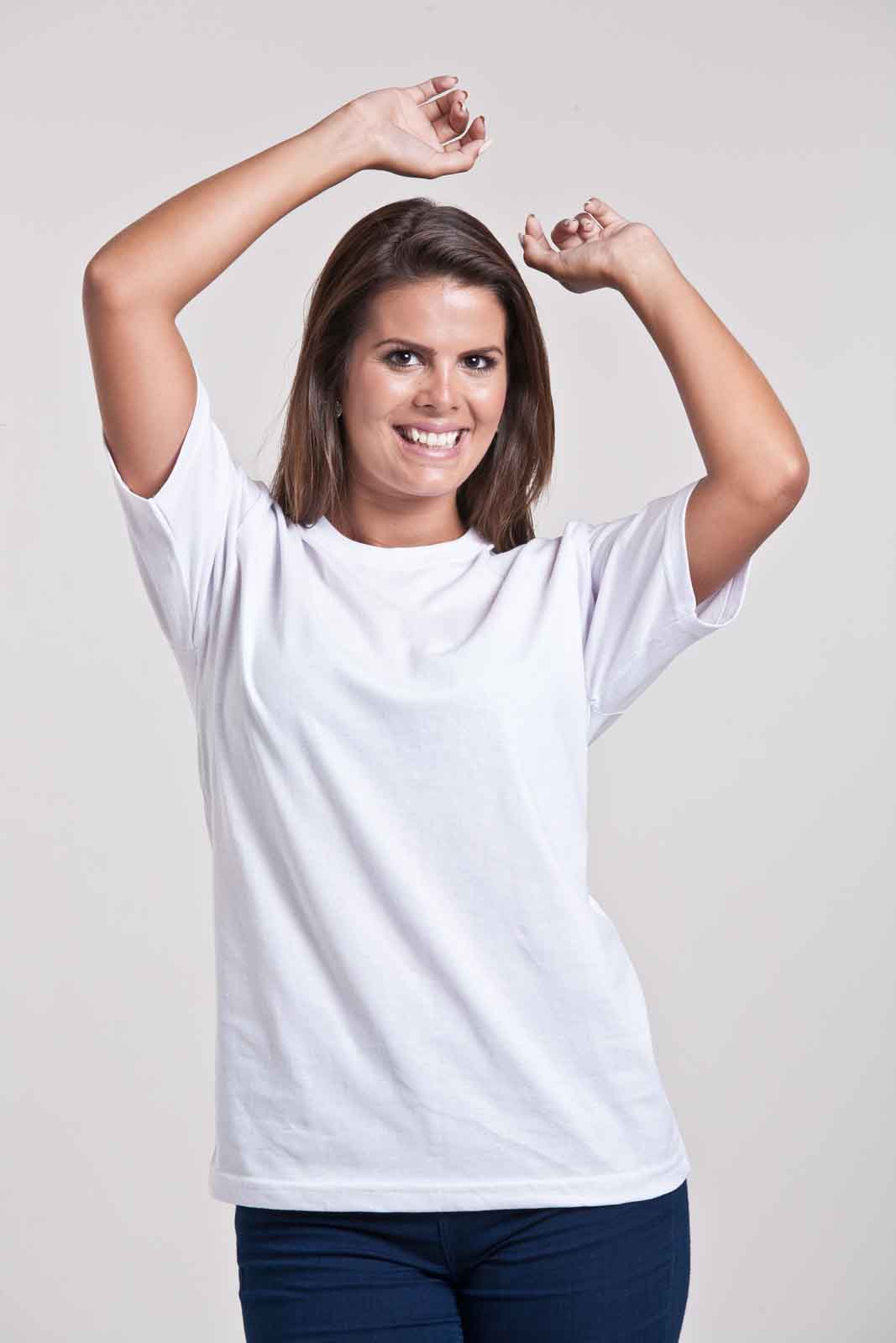 Mulher vestindo camiseta B3