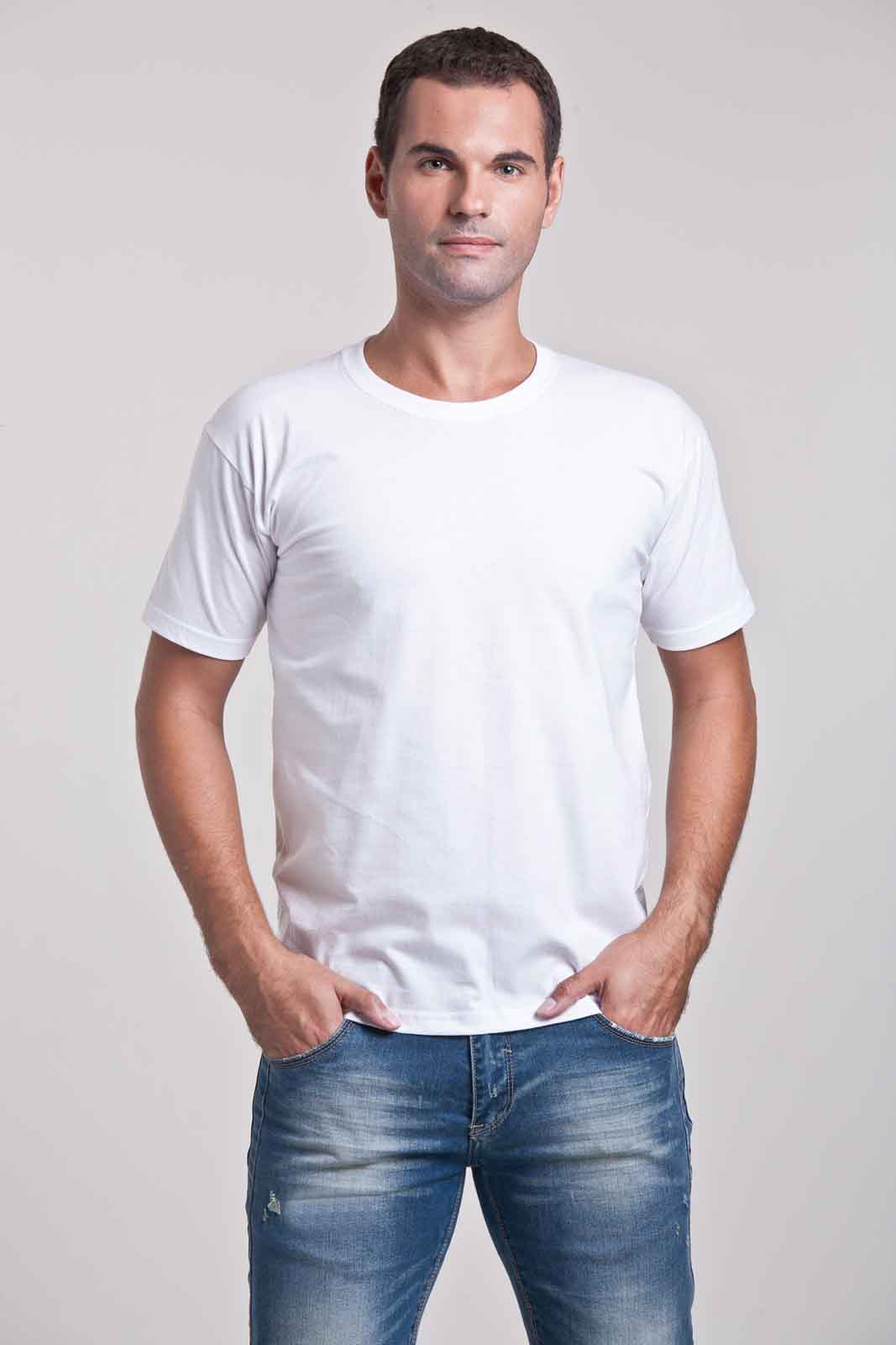 Homem vestindo camiseta básica