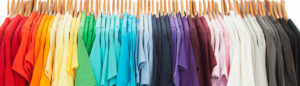 Cabide de camisetas coloridas