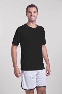 Homem vestindo camiseta dry fit