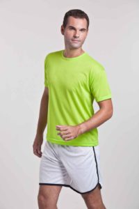 Homem vestindo camiseta helanca
