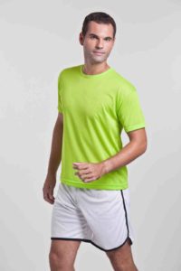 Homem vestindo Camiseta Helanca