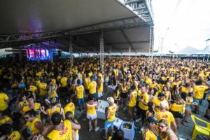 Pessoas com a mesma camiseta em uma festa de Carnaval