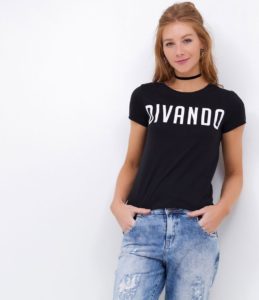 modelo exibe camiseta criativa escrito "divando"