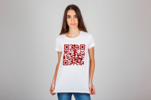 Modelo exibe camiseta com estampa de QR Code