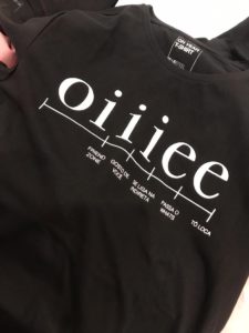 camiseta com a palavra "oiiiee" escrita 