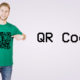 Modelo exibe camiseta com estampa de QR Code