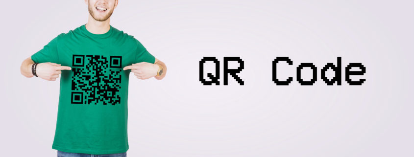 Modelo exibe camiseta com estampa de QR Code