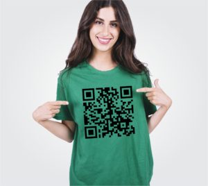 modelo exibe camiseta com estampa de QR Code