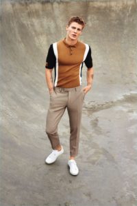 modelo exibe camisa masculina com calça de alfaiataria