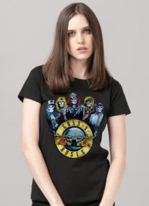 modelo exibe camiseta estampada da banda guns n'roses