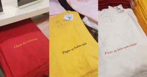 três camisetas estampadas com frases da internet