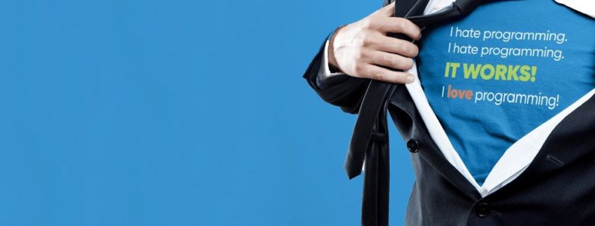 Homem tiruso de camiseta para ações de marketingando o terno e exibindo uma camiseta criativa
