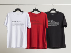 arara com três camisetas estampadas penduradas