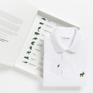 embalagem aberta com a camisa polo
