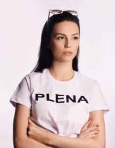 modelo exibe camiseta estampada com a palavra plena