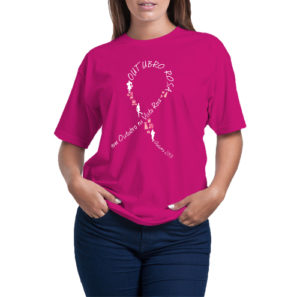 mulher exibe modelo de camiseta outubro rosa