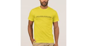 modelo exibe camisetas criativas