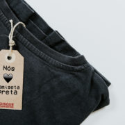 camiseta preta com etiqueta "nós amamos camiseta preta"