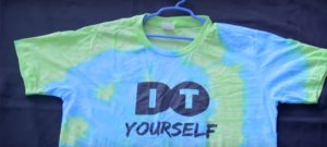 youtuber produz camisetas estampadas com técnica tie dye