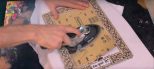 youtuber produz camisetas estampadas com giz, lixa e ferro de passar