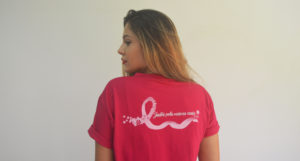 Modelo de camiseta da Disque Camisetas para o outubro rosa