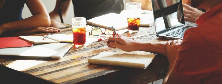 equipe de trabalho reunida em volta de uma mesa