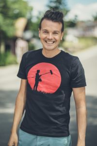 Homem vestindo uma camiseta estampada com serigrafia