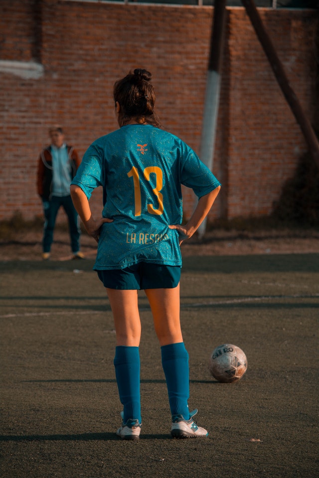 Camisetas de times de futebol são estampadas por meio de sublimação.