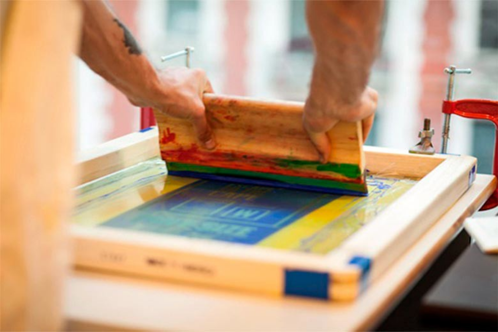 Silk screen: o que é e como funciona - Disque Camisetas